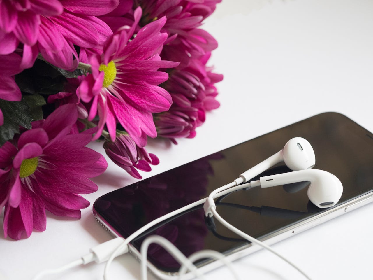 Top 10 Must-Have Mobile Accessories for 2025